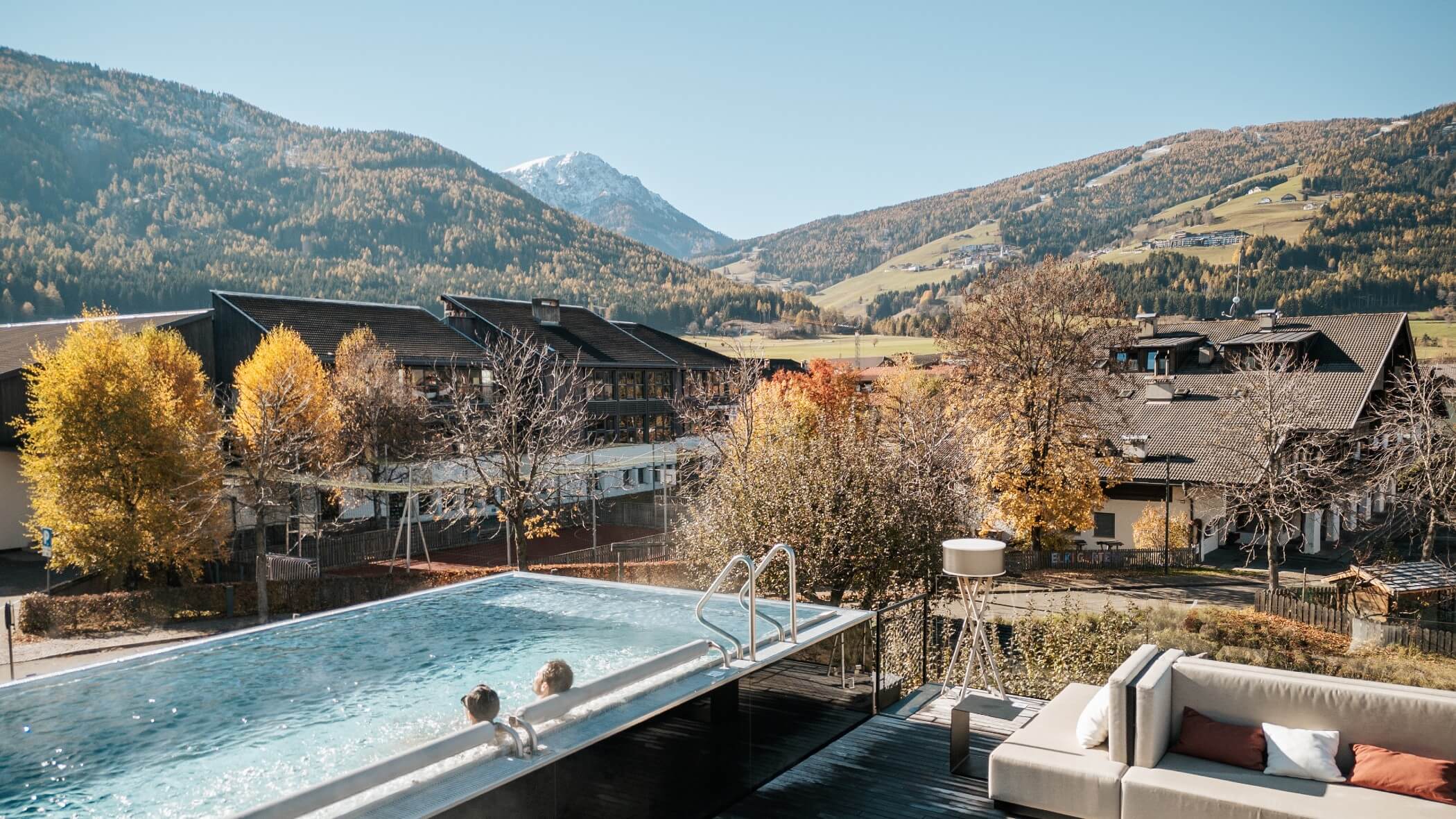 Outdoor Pool mit Herbststimmung